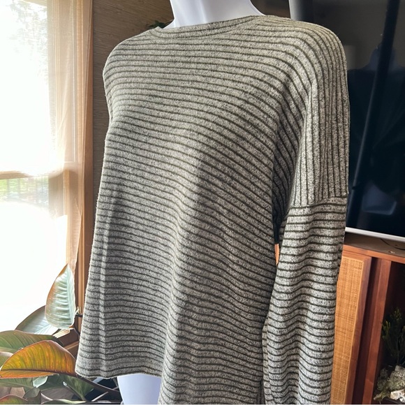 Open Twist Back Gray and Green Sweater - Picture 7 of 9
